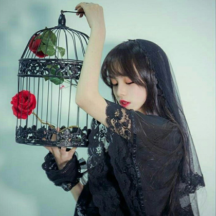 总是臭脸，让人不敢轻易追求的星女！